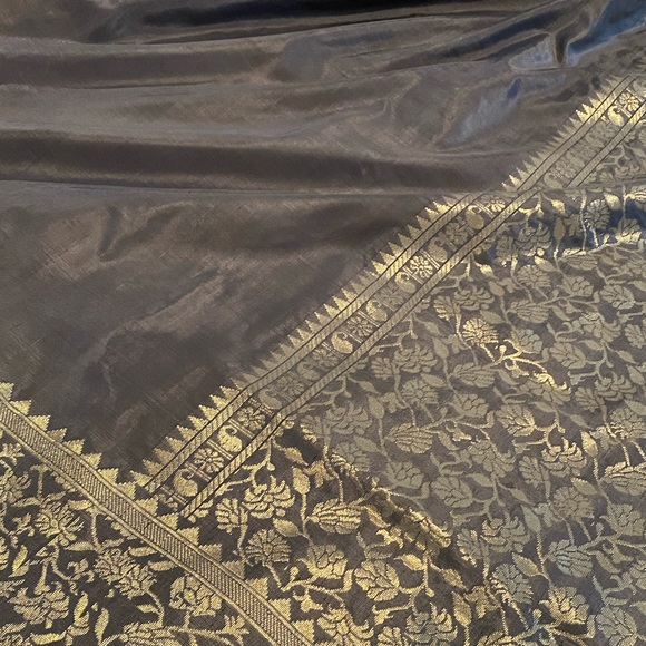 Banarasi silk saree with zari border - Picture 3 of 7